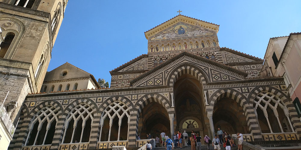 De Duomo in Amalfi, gigantische kerk in een klein dorpje!