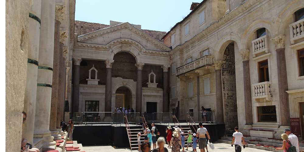 Binnenhof van het paleis van Diocletianus, het Peristil