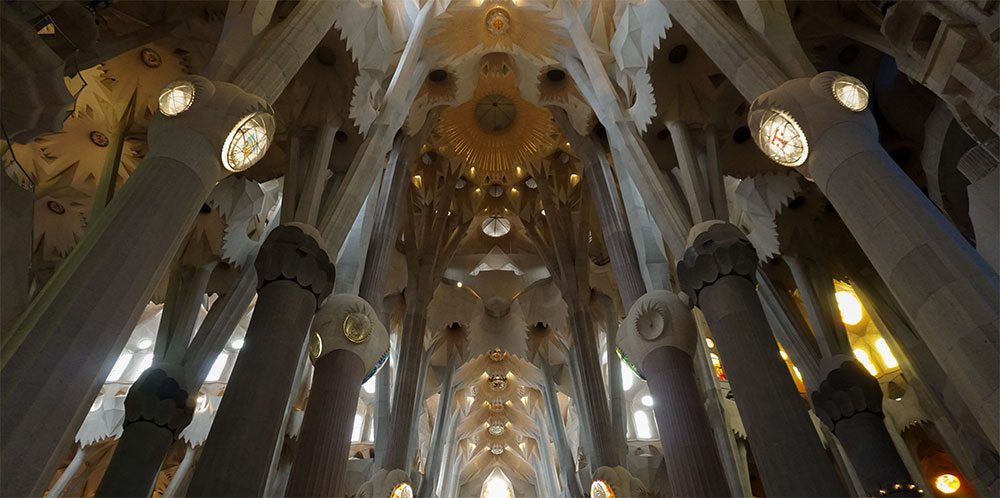 De binnenkant van de Sagrada Familia, de indruk van een bos met bladerdak wordt gewekt