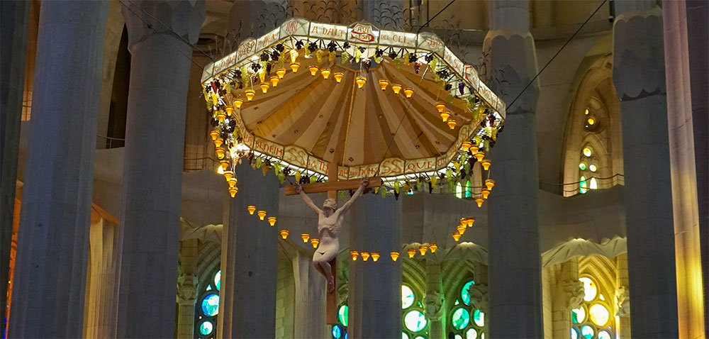 Het kruis van Jezus boven het altaar van de Basiliek