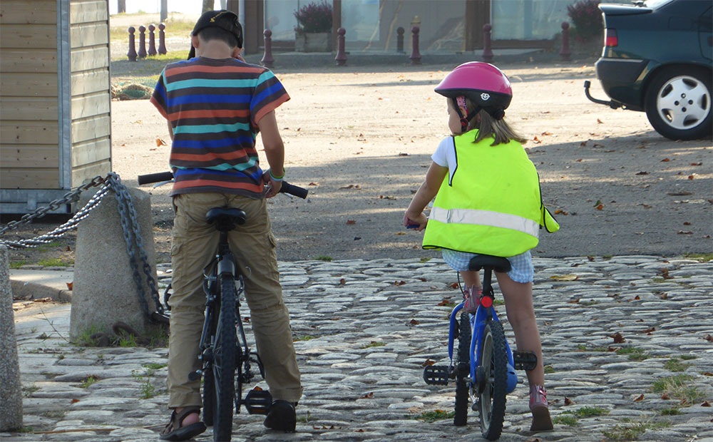 Verkeersregels 2017 kinderen helm op, op de fiets in Frankrijk