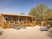 Supreme DeLuxe Lounge