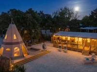 Supreme Deluxe Family Lounge