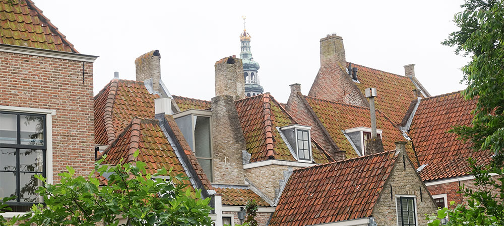 Achterkant Spanjaardstraat, oude gevels, daken en Lange Jan