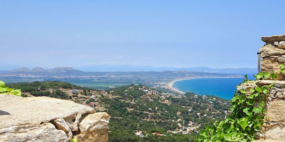 Vanaf Begur kijk je uit op L