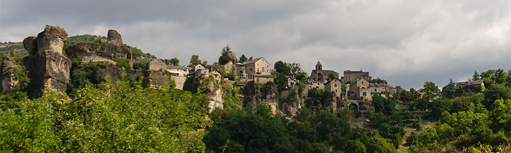 Het plaatsje Cantobre kijkt over het dal uit Het plaatsje Cantobre kijkt over het dal uit