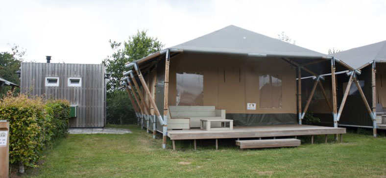 Safaritent met privé sanitair en veel ruimte voor 6 personen.