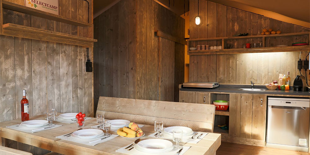 Glampen in safaritent DeLuxe van Selectcamp met sanitair Safaritent DeLuxe van Selectcamp met badkamer