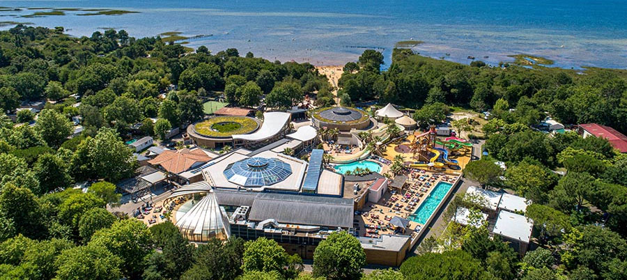 Camping Domaine de la Rive ligt aan een recreatiemeer maar heeft ook een groot waterpark Camping Domaine de la Rive met een groot recreatiemeer maar ook een groot waterpark