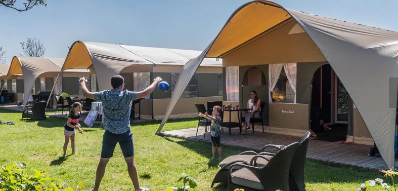 De nieuwe Glamplodgetent met eigen sanitair op Rheezerwold voor een stijlvolle meivakantie