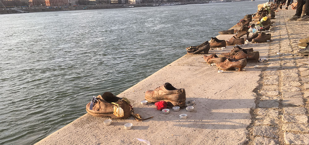 Holocaust monument, schoentjes langs de Donau Holocaust monument, schoentjes