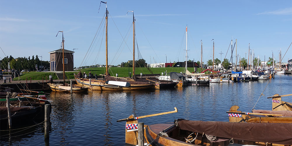 De Jachthaven in Elburg, net buiten het vestingstadje, met de prachtige oude Botters De Jachthaven in Elburg met de prachtige oude Botters