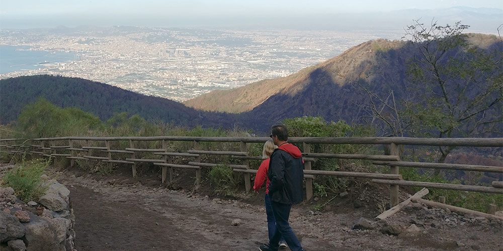 Tocht terug naar beneden, Napels op de achtergrond Tocht terug naar beneden, Napels op de achtergrond