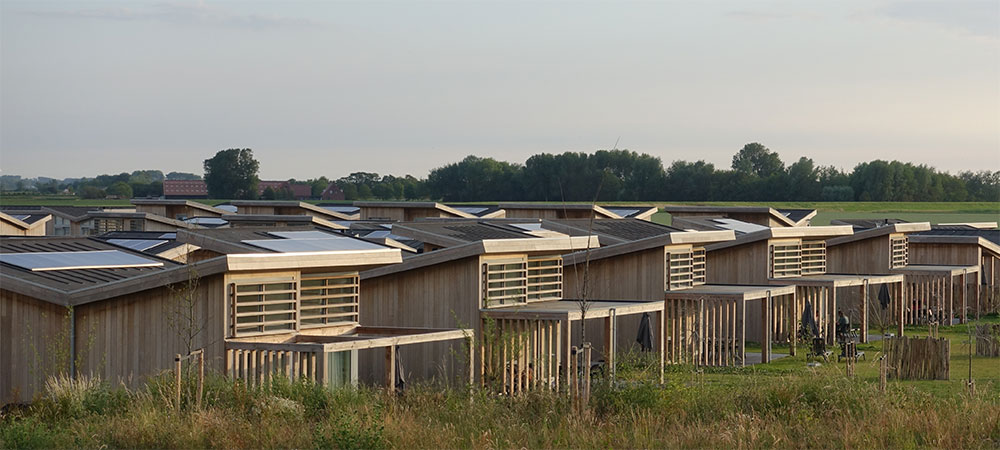 Zonnepanelen op de platte daken van de vakantiehuisjes op Water Village