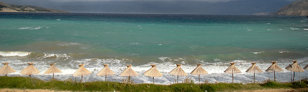Strand bij Baska Een van de stranden op het eiland Krk, in de buurt van het stadje Baska