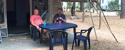 Wees de ideale campingbuur