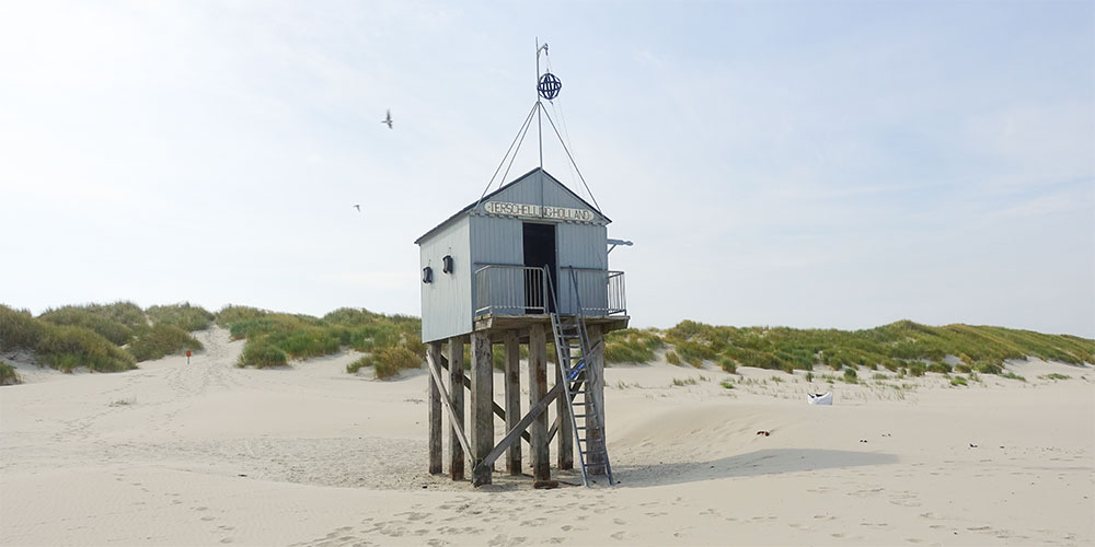 Grenzend aan de Boschplaat vind je het drenkelingenhuisje op Terschelling Grenzend aan de Boschplaat vind je het drenkelingenhuisje op Terschelling