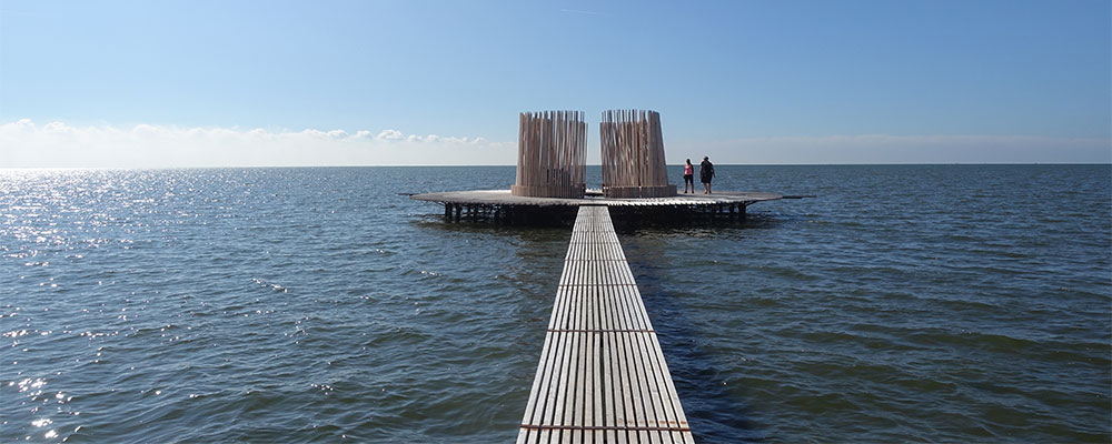Bezoek kunstwerk de Streken in het water aan de dijk bij Oosterend Bezoek kunstwerk de Streken in het water aan de dijk bij Oosterend