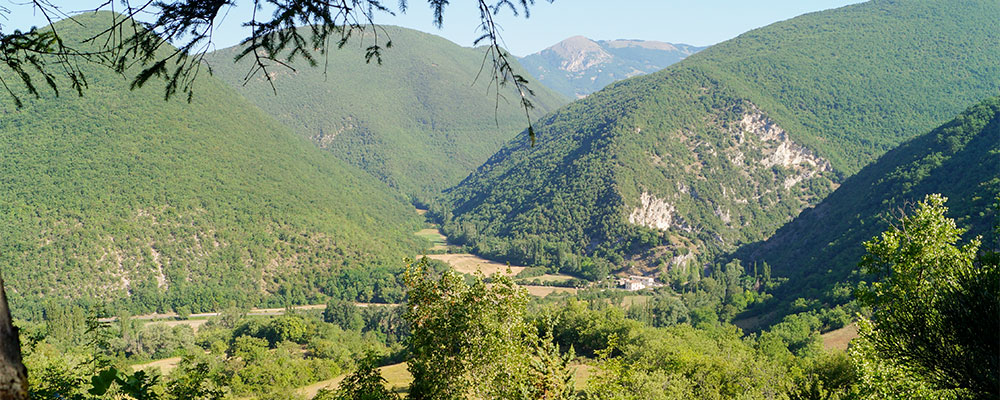 wandeling naar kerkje tegenover de camping