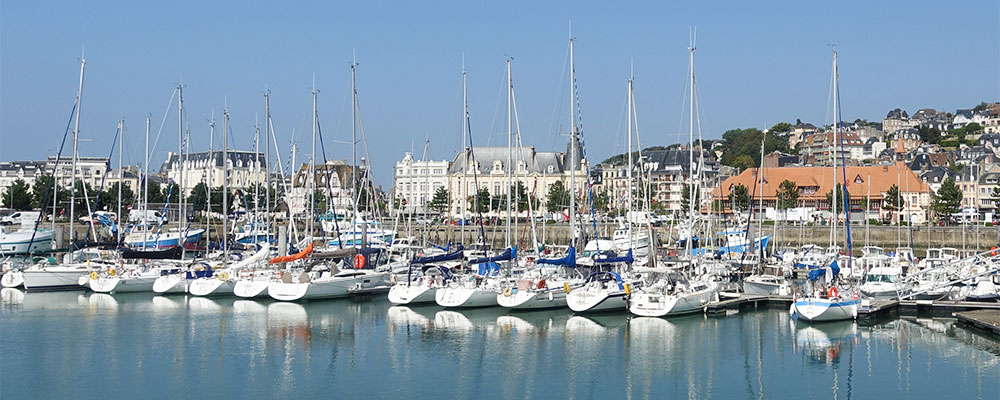 Aan de overkant van Deauville ligt Trouville een mooie badplaats met mooie villa Aan de overkant van Deauville ligt Trouville een mooie badplaats met mooie villa