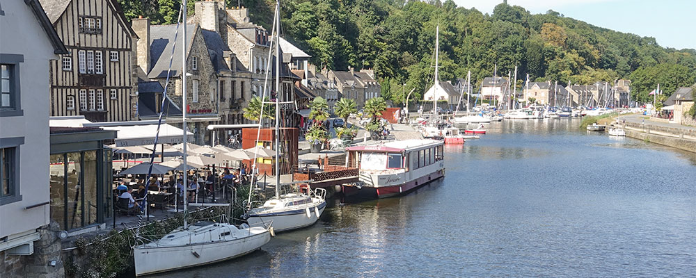 De rivier Le Rance met een haventje en gezellige terrasjes