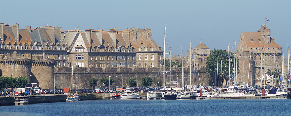 Saint Malo met haar stadsmuren en haven