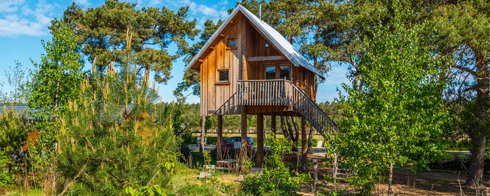 Een Zwerfhut op hoogte op camping de Wije Werelt