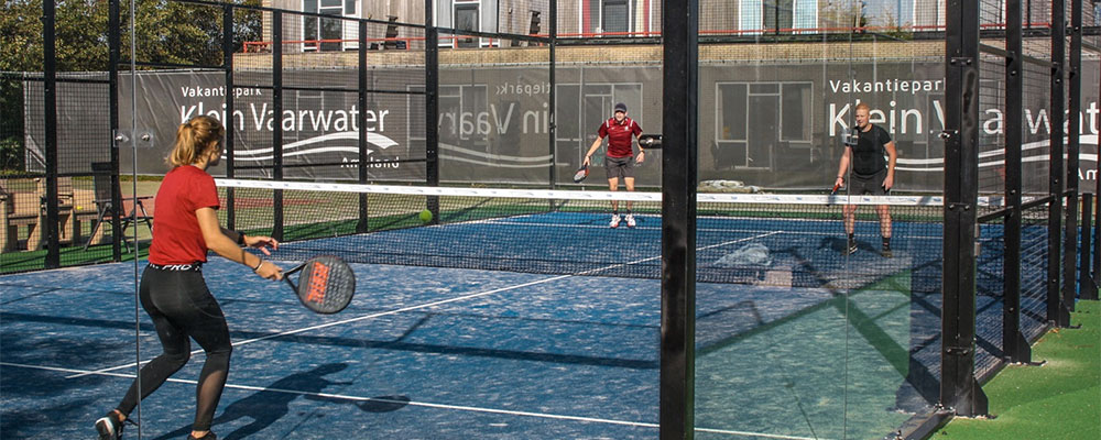 Padel spelen op vakantiepark Klein vaarwater, Ameland