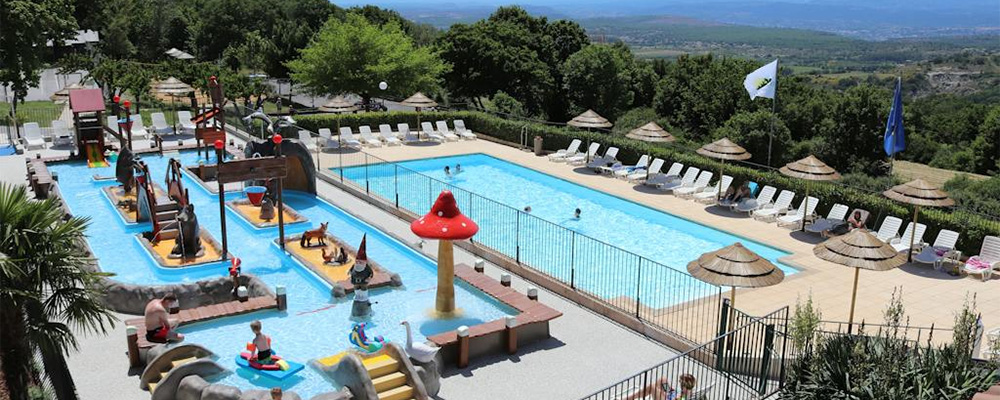 3 nieuwe waterglijbanen en wat dacht je van de waterspeeltuin op Les Charmilles 3 nieuwe waterglijbanen en wat dacht je van de waterspeeltuin op Les Charmilles