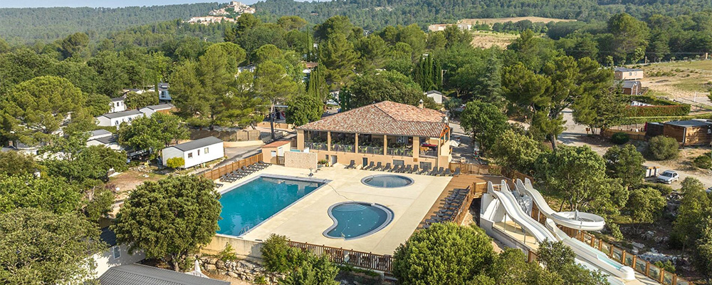 Op camping Les Gorges de Provence vind je een nieuw zwembadcomplex met peuterbadje en apart een leuke waterglijbaan Op camping Les Gorges de Provence vind je een nieuw zwembadcomplex met peuterbadje en apart een leuke waterglijbaan