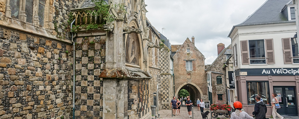 Porte de Nevers met zijn typerende puntgevel