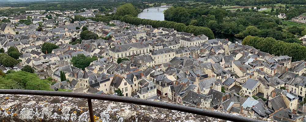 Uitzicht vanaf klokkentoren Chinon over stad Chinon