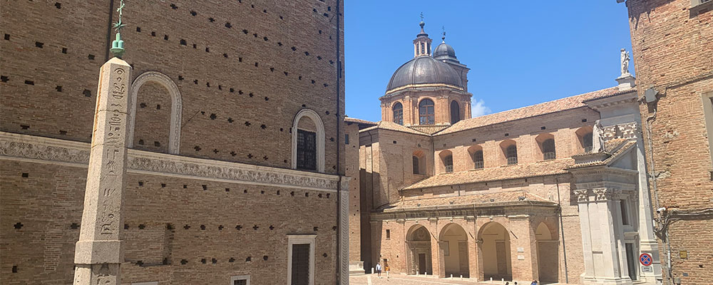 achterkant van het Palazzo Ducale met daarnaast de Cattedrale di Sana Maria Assunta op de Piazza Pascoli achterkant van het Palazzo Ducale met daarnaast de Cattedrale di Sana Maria Assunta op de Piazza Pascoli