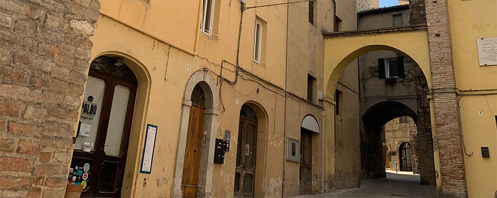 De oude stad Jesi inwandelen via de Porta Garibaldi De oude stad inwandelen via de Porta Garibaldi