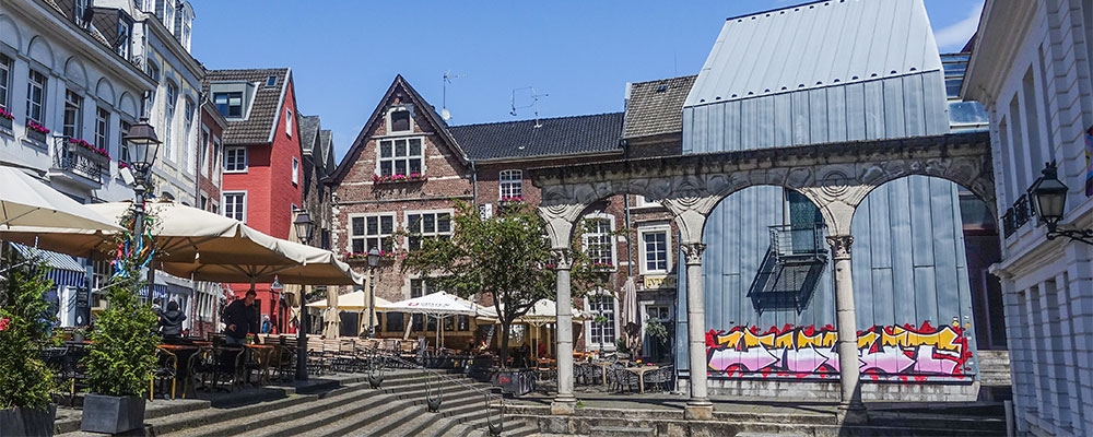 de Hof waar je een Romeinse zuilformatie de “Portikus” (replica) tegen komt