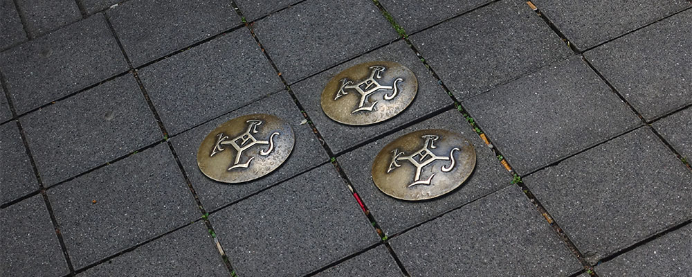 Messing monogrammen Karel de Grote die de wandeling in Aken aangeven