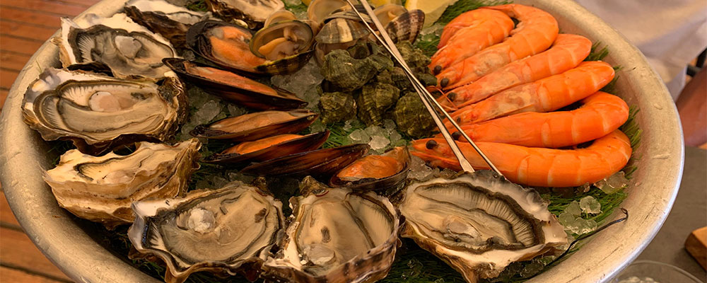 Bord voor verse schelpdieren en garnalen Bord voor verse schelpdieren en garnalen