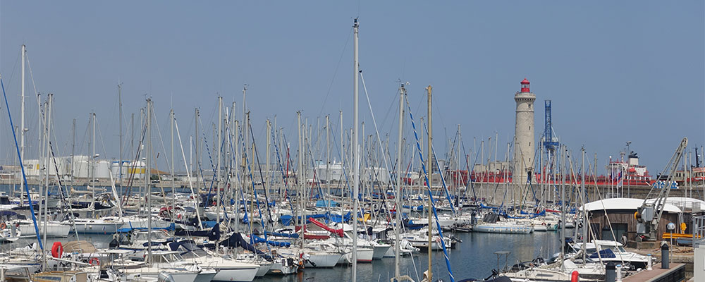 Haven van Sète met vuurtoren Saint Louis op de achtergrond Haven met vuurtoren Saint Louis op de achtergrond