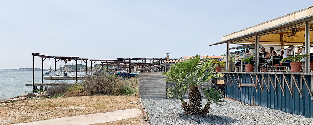 Oesters eet je aan het Etang de Thau bij Meze of Bouzigues Oesters eet je aan het Etang de Thau bij Meze of Bouzigues