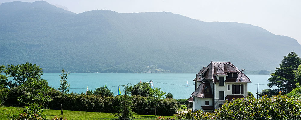 Uitzicht op het meer van Annecy