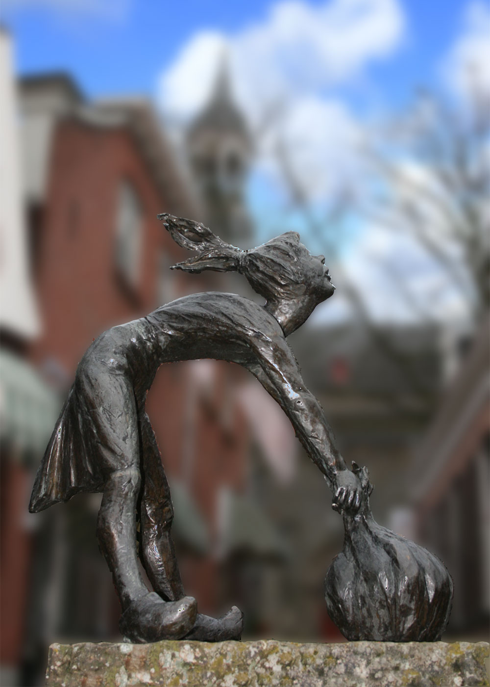 Het ‘siepelmeiske’ een van de vele beelden in Ootmarsum.