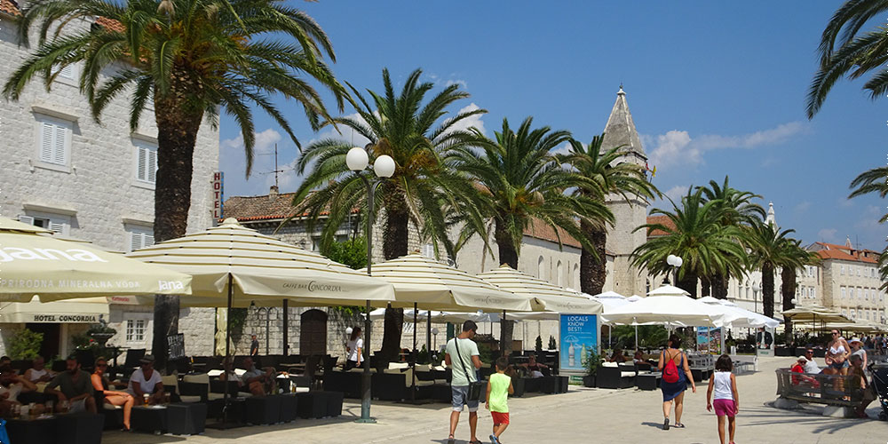 Trogir met een mooie boulevard