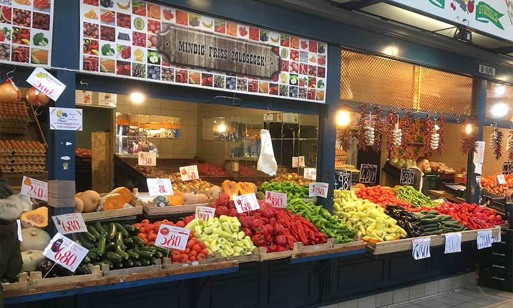 De Grote Markthal met verse producten De Grote Markthal bij de Vrijheidsbrug