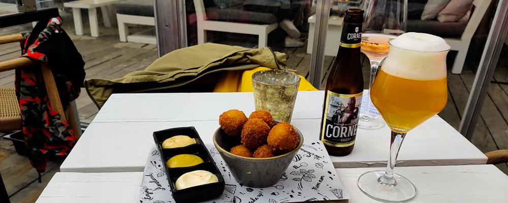 Drankje bij Sunset Beach Bar Een drankje en bitterballen na een lange fietstocht