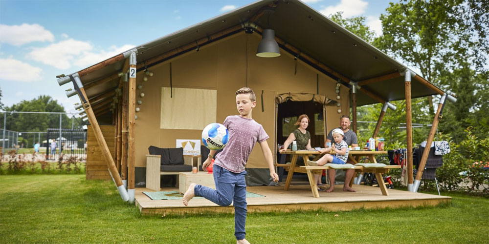 Glamping met grootouders op De Leistert Glamping met grootouders op De Leistert