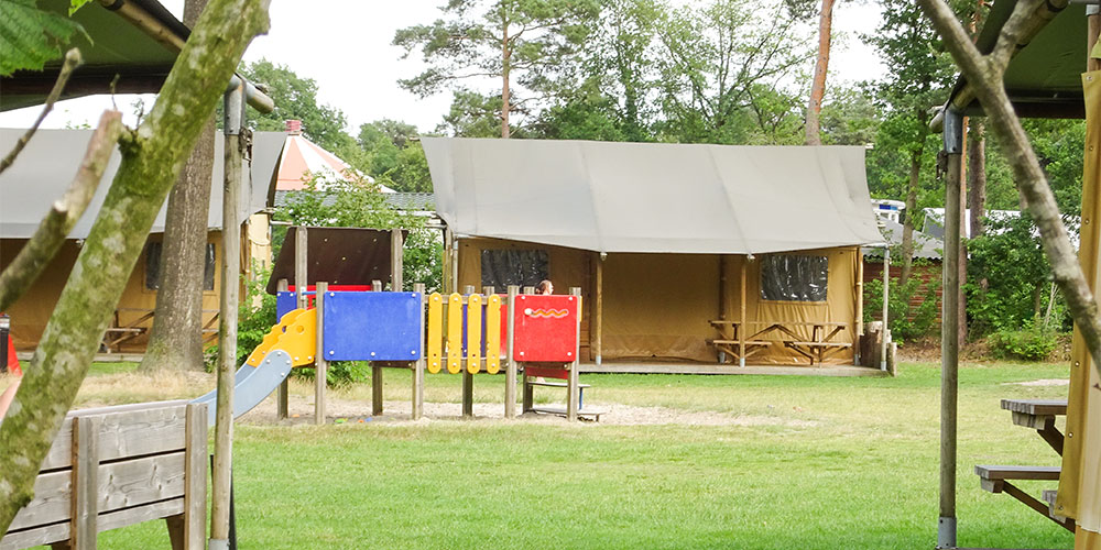 Met opa en oma glampen in een lodgetent of luxe chalet op de Zandstuve Met opa en oma glampen in een lodgetent of luxe chalet op de Zandstuve