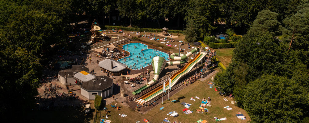 Zicht vanaf boven op het zwembad van het Grote Bos