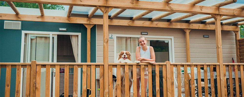 Met de hond in de stacaravan Next XL Superior Dog