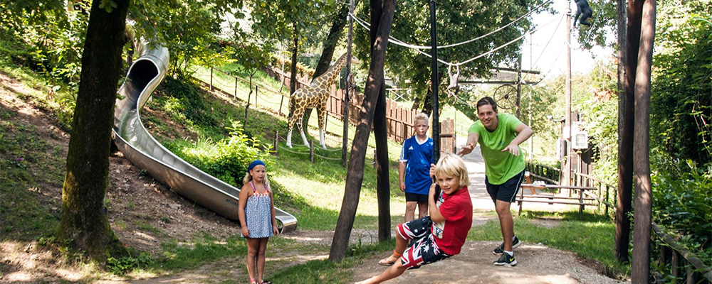 Spelen in de speeltuin op Weekend Glamping Resort