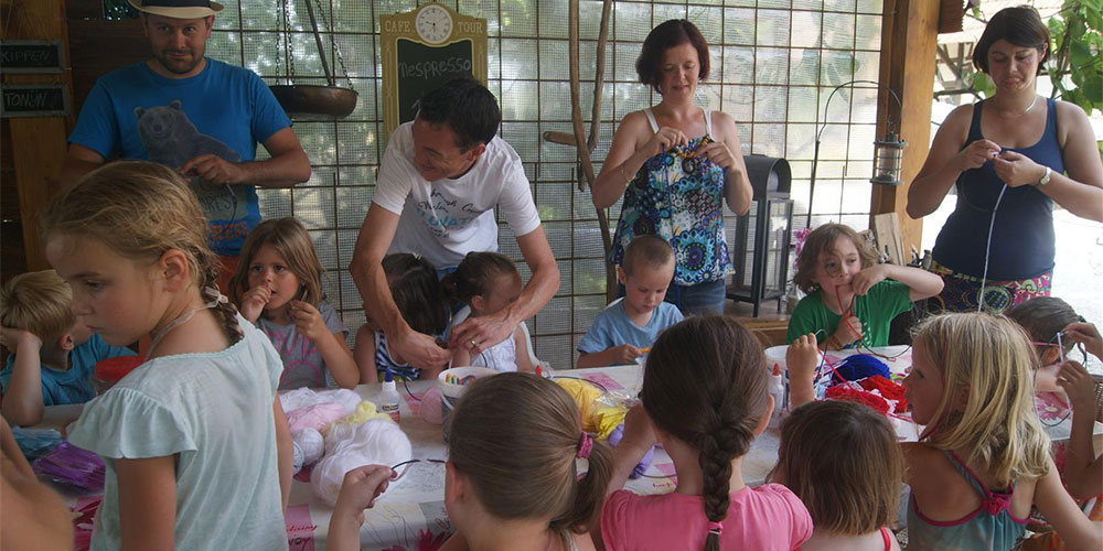 Genieten en samen knutselen op camping Les Arbois